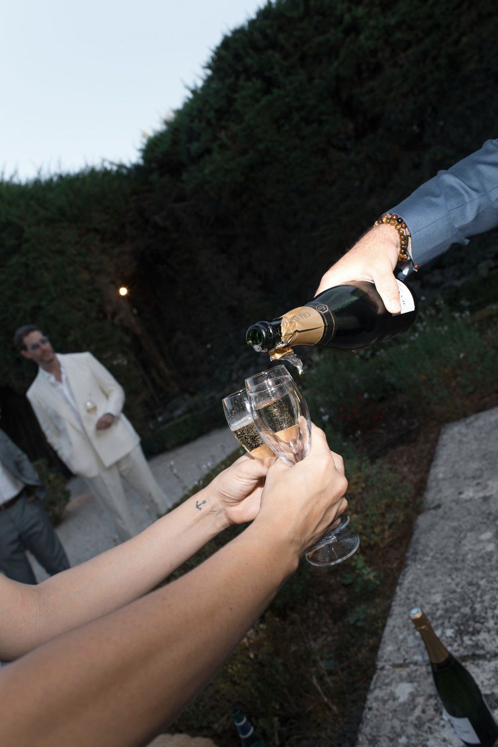 Service du champagne lors d'un mariage